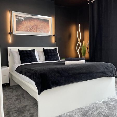 Flat 1 Apartment Lampeter Bagian luar foto