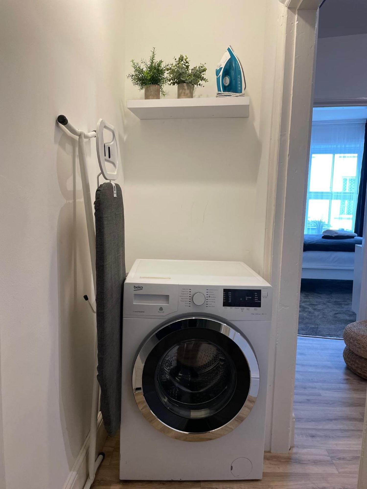 Flat 1 Apartment Lampeter Bagian luar foto