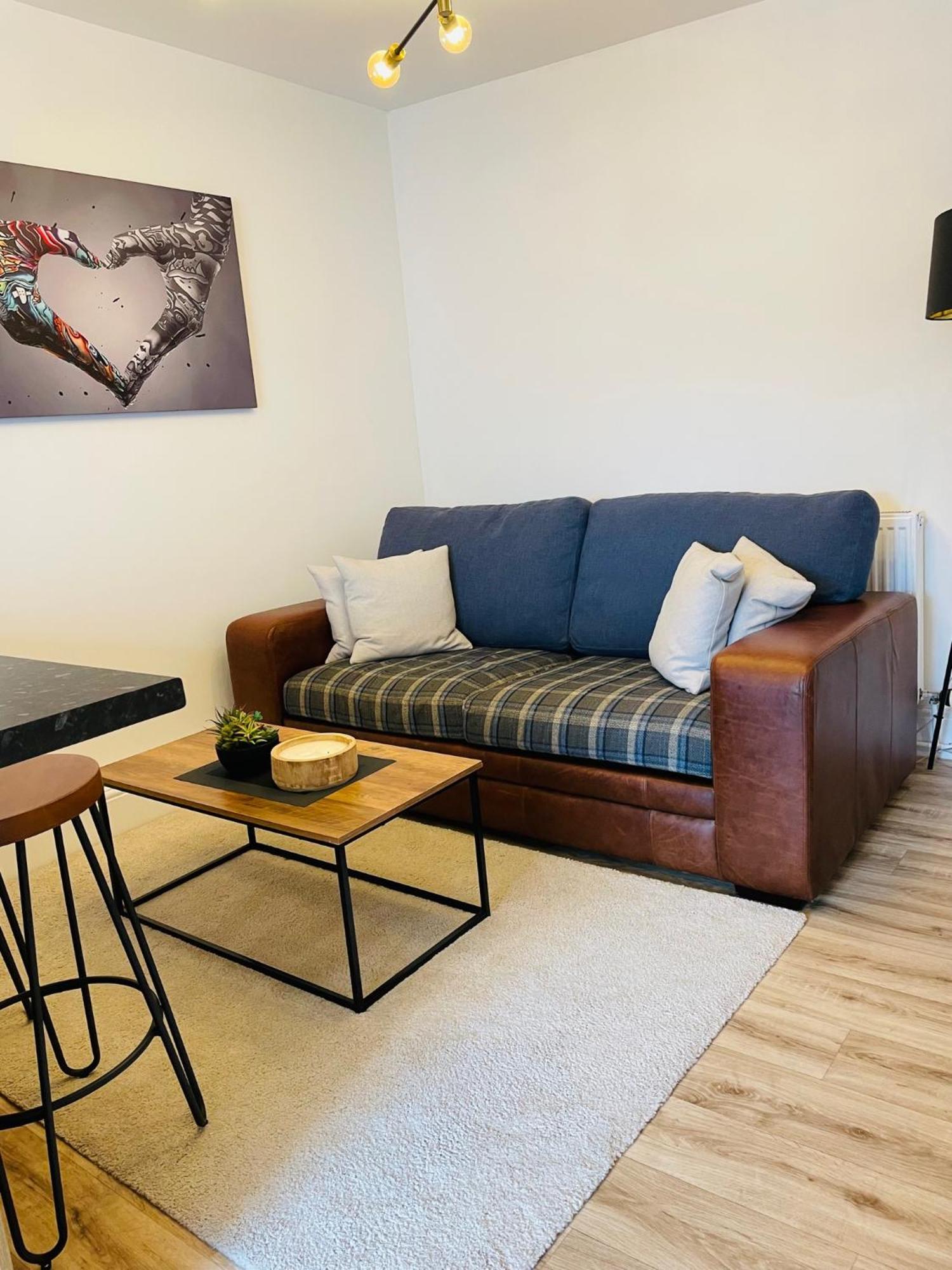 Flat 1 Apartment Lampeter Bagian luar foto
