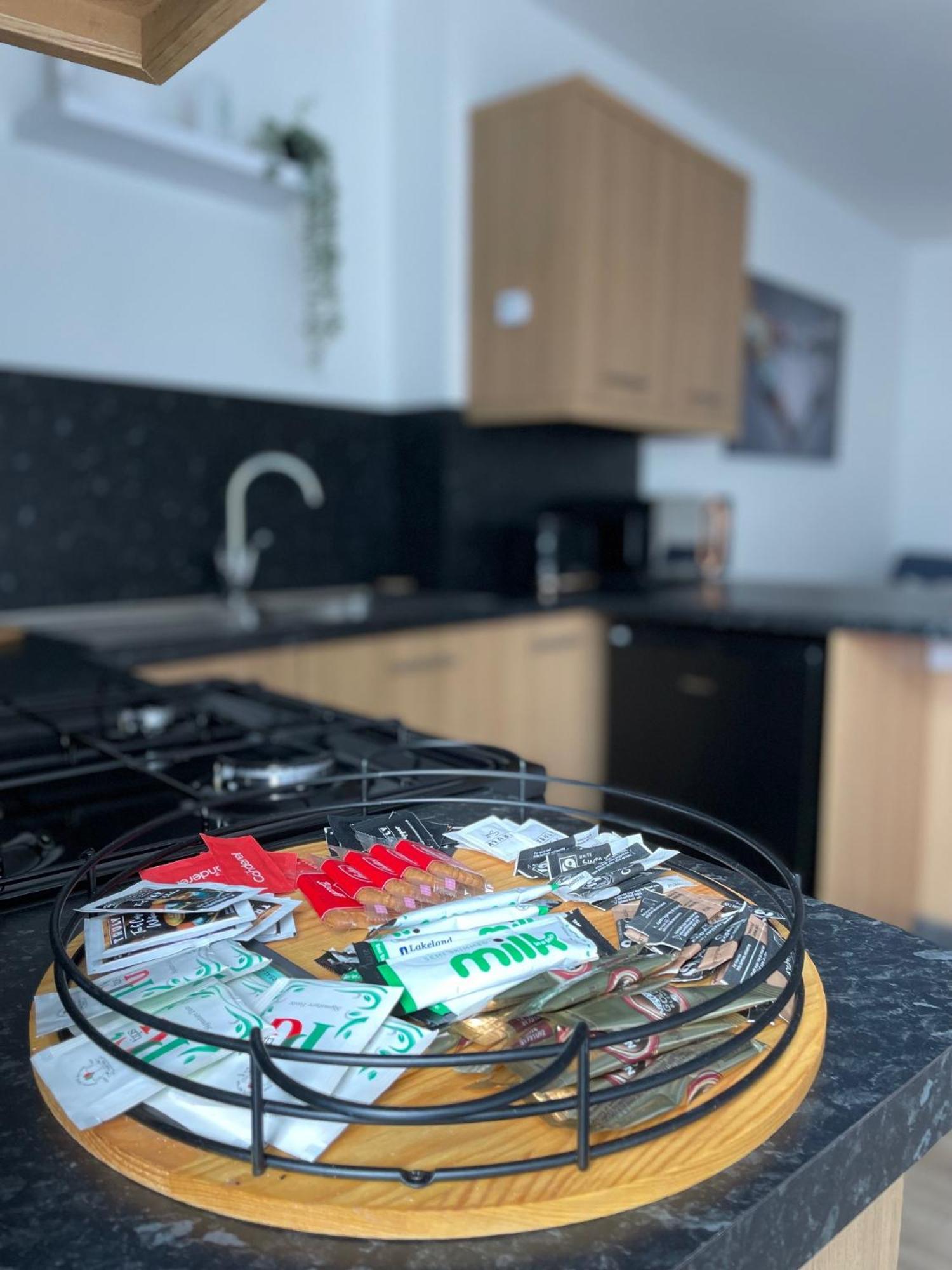 Flat 1 Apartment Lampeter Bagian luar foto