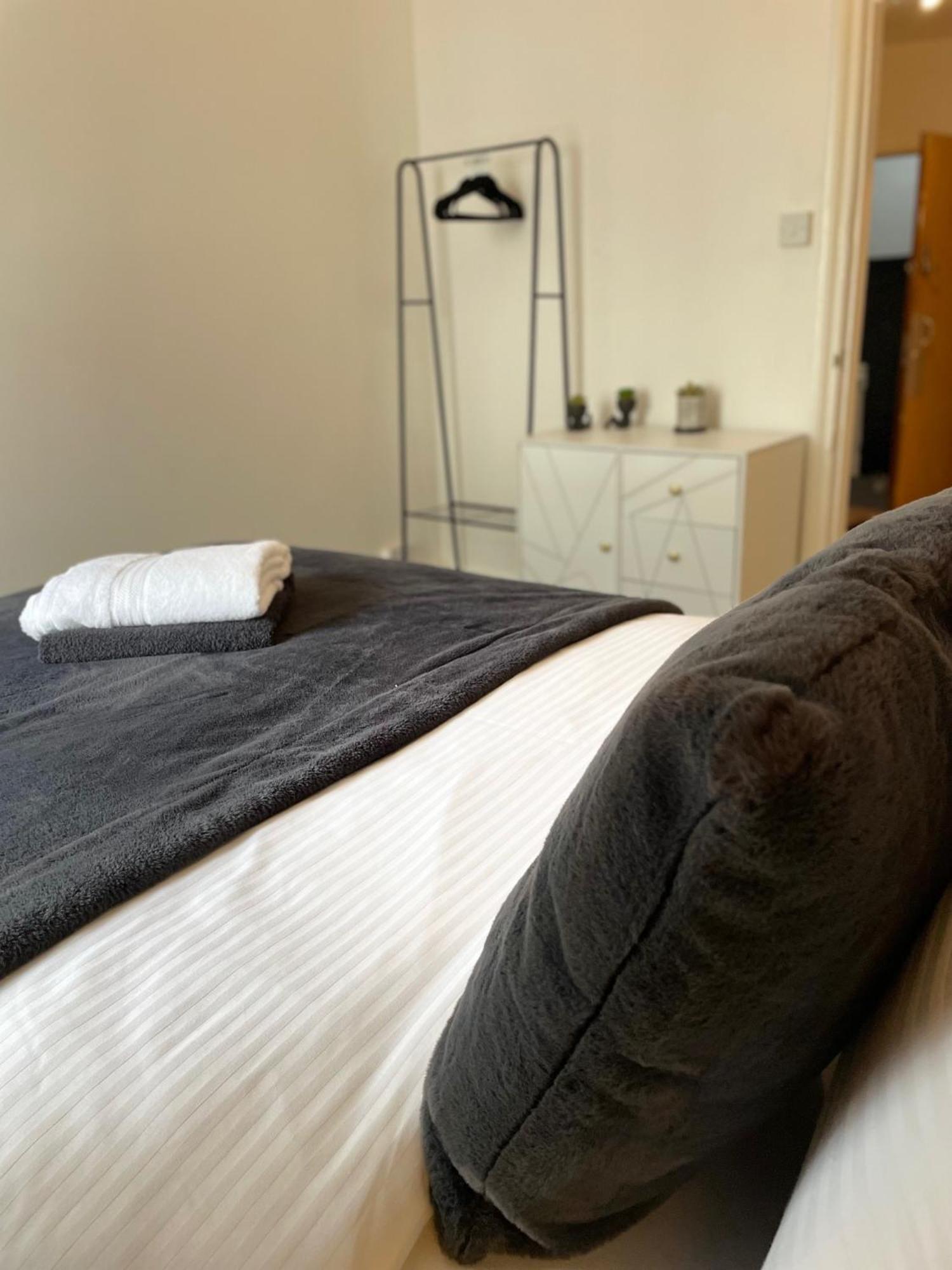 Flat 1 Apartment Lampeter Bagian luar foto