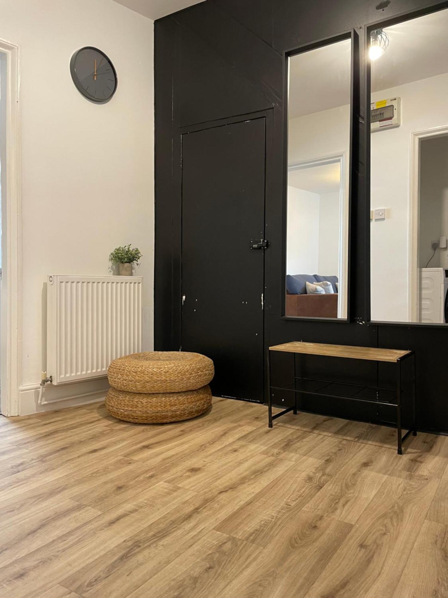 Flat 1 Apartment Lampeter Bagian luar foto
